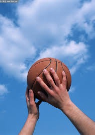 悼念若塔，红军名宿汤普森与毕包主席赛前在KOP看台前献花圈